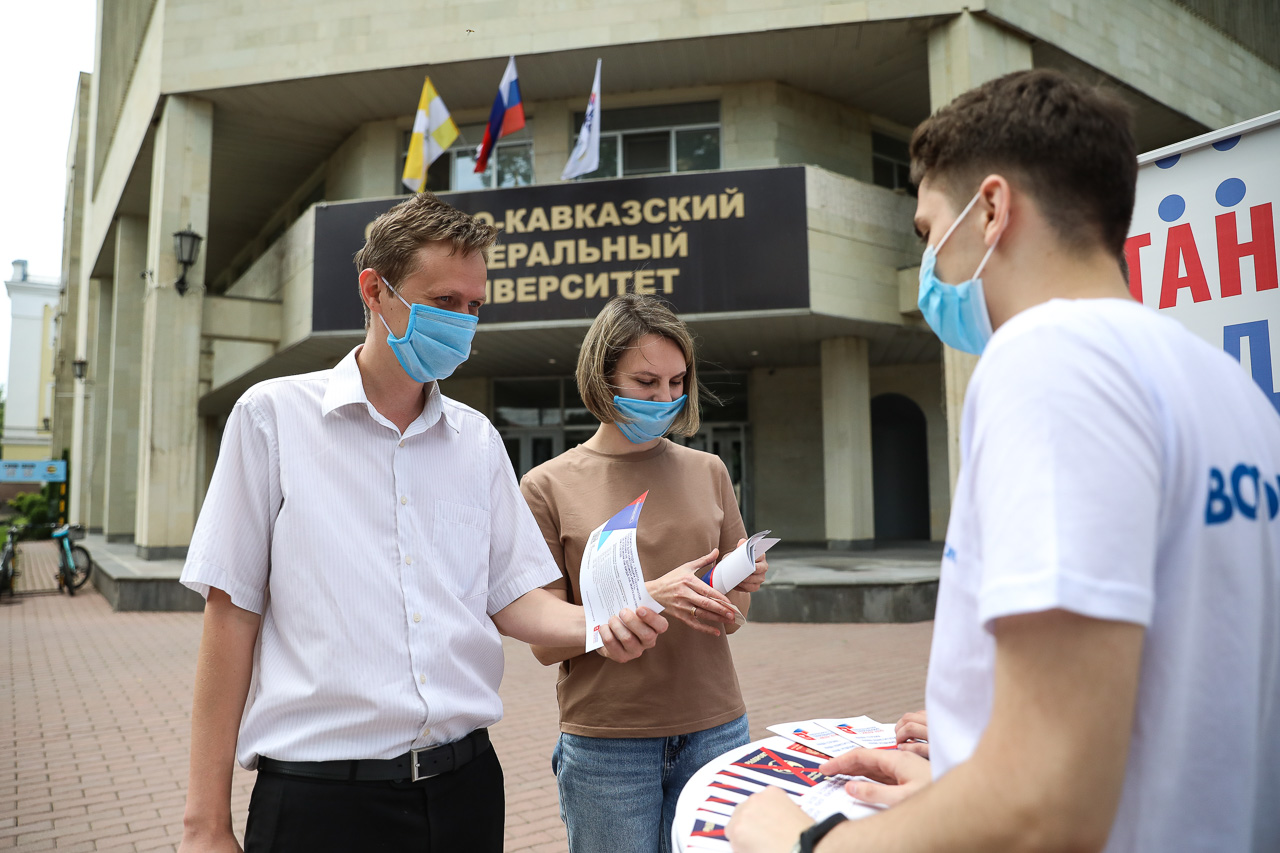 Волонтеры Конституции начали работу на информационных точках